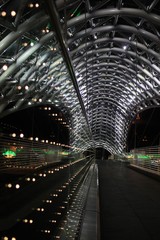 Podświetlony most w nocy, Tbilisi, Gruzja