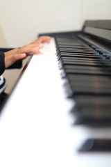 Fototapeta na wymiar ピアノを弾く小学生(2年生)の手