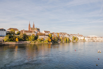 Obraz premium Basel, Stadt, Altstadt, Basel-Stadt, Altstadthäuser, Rhein, Rheinufer, Münster, Kirche, Pfalz, Rheinsprung, Martinskirche, Herbst, Schweiz