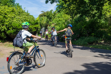 Fahrradausflug von Kindern mit Fahrrad und Schutzhelm oder Fahrradhelm