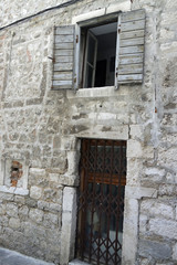 Fototapeta na wymiar old residential buildings in croatian town split
