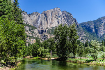 Fototapeta na wymiar The Merced River and Upper Yosemite Falls