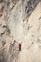 Obraz premium A man climbs the rock.