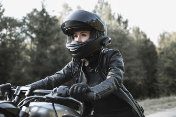 Fototapeta premium Młoda kobieta jazdy motocyklem