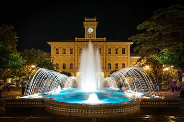 Fantastische Lichtspiele am Springbrunnen bei Nacht in Cattolica