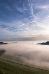Nebel mit blauem Himmel 