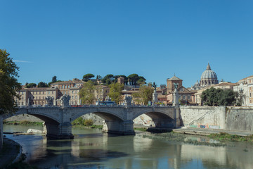 bella veduta di ponte sul fiume tevere e la basilica, roma italia europa