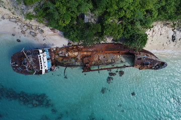 Shipwreck in Anguilla - obrazy, fototapety, plakaty