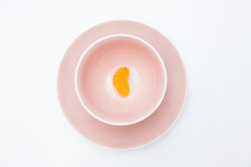 gajo de mandarina en cuenco rosa