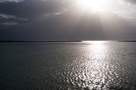 朝日と海