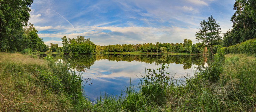 Gundwiesensee bei M&ouml;rfelden-Walldorf im Naturschutzgebiet Gundwiesen in der N&auml;he des Frankfurter Flughafens mit Siegelung im Wasser im Sommer 2013