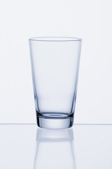 Glas mit sauberem,Trinkwasser auf weissem Untergrund