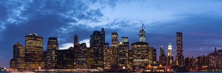 Obraz premium New York city skyline dusk cloudy skies