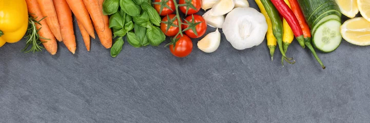Foto auf Acrylglas Gemüse Gemüse Sammlung Tomaten Karotten Paprika kochen Zutaten Banner Schieferplatte Textfreiraum von oben