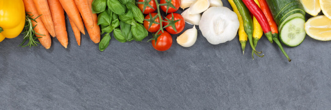 Gem&uuml;se Sammlung Tomaten Karotten Paprika kochen Zutaten Banner Schieferplatte Textfreiraum von oben