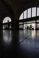 Siluetas de personas entrando y saliendo en una estación de tren