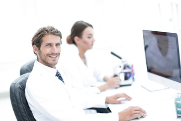 Obraz premium Young male technician working on computer in laboratory