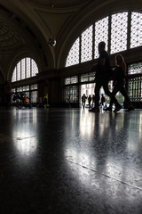 Siluetas de personas entrando y saliendo en una estación de tren