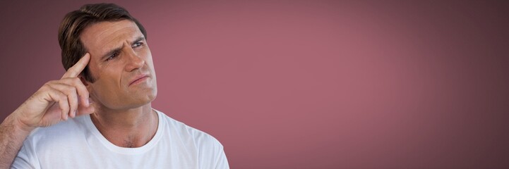 Obraz premium Man looking up with pink background