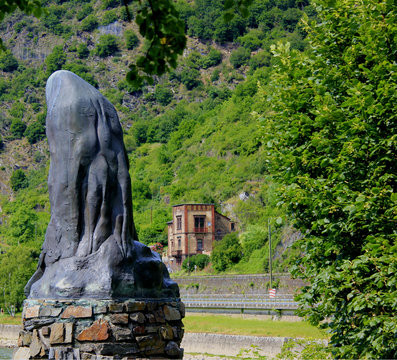statue de la lorelei vue de dos en allemagne