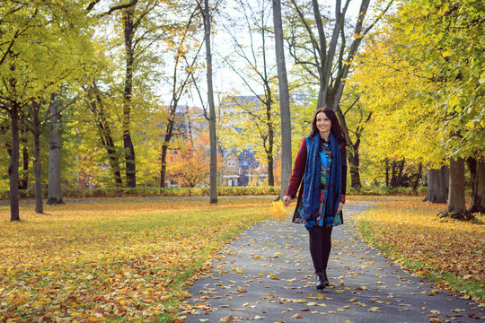 woman in the autumn park