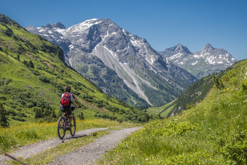Fototapeta na wymiar Mountainbike fahren im Karwendeltal, Oesterreich