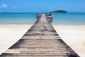 Fototapeta na wymiar Old wooden jetty on exotic beach island, Thailand