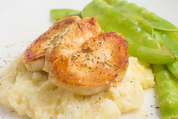 Mashed potatoes with chicken fillet and green peas