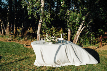 Round banquet table served to the wedding