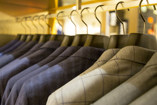 Trajes en un perchero en tienda