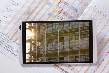 タブレットと建築イメージ