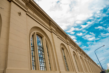 Wall and sky taken from below at the La Plata train station