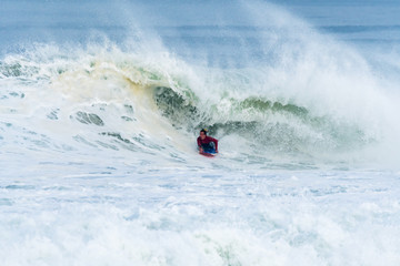 Obraz premium Bodyboarder surfing ocean wave