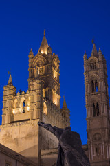 Fototapeta na wymiar Cattedrale di Palermo, vista notturna dei campanili illuminati