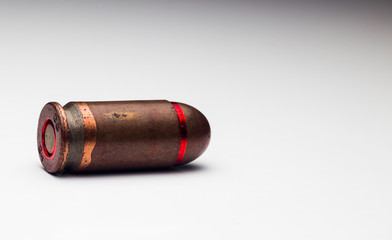 Один патрон на белом фоне