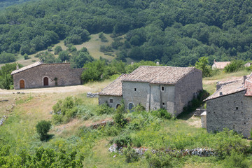 Antiche case restaurate in un villaggio di montagna abbandonato, Centro Italia