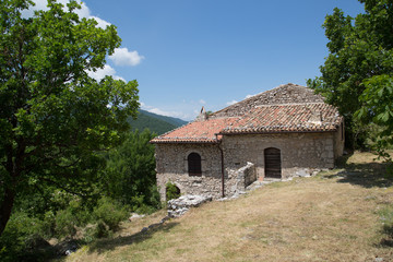 Antiche case restaurate in un villaggio di montagna abbandonato, Centro Italia