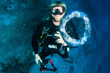 Plongeur sous-marin soufflant des anneaux de bulles sous-marines