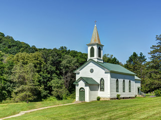 Fototapeta na wymiar Old fashioned country church