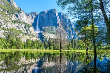 Badkamer foto achterwand Yosemite National Park - Reflectie in Merced River van Yosemite-waterval en prachtig berglandschap, Californië, VS © Simon Dannhauer