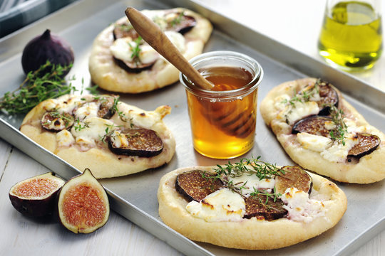 Food: Small Pizza with Figs, Goat cream cheese, Thyme and Honey