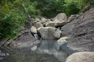 Foto auf Acrylglas Bergfluss durch Steine blockiert © angorius