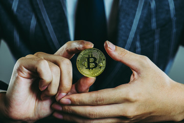 ビットコインを持っているビジネスマン