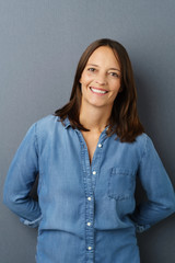 lachende frau mit blauer bluse