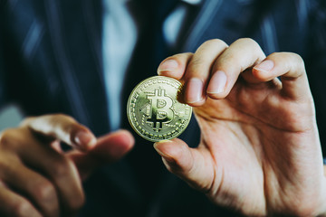 ビットコインを持っているビジネスマン