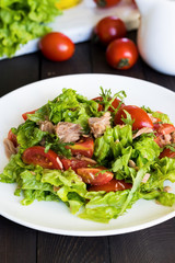 Salad with tuna and mustard dressing