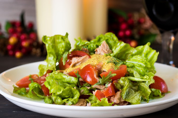 Salad with tuna and mustard dressing