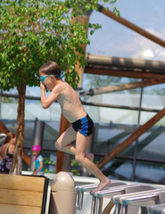 enfant à la piscine - plongeoir