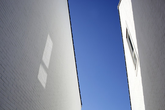 Two new houses wit a reflecting window