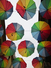 ombrelli colorati appesi tra le vie cittadine